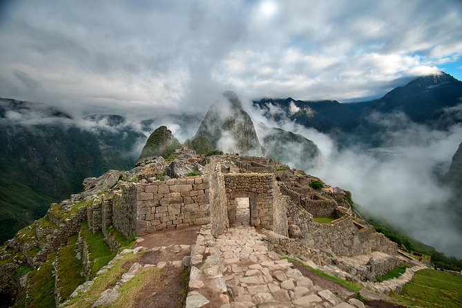 7 Days: Lima, Ica, Cusco & Machupicchu with local flights - Machu Picchu with a guide: early bus, guided sectors, and a full return