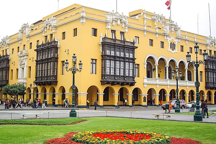 City Tour With Demonstration & Tasting of Pisco Sour - Lima by the sea first: Love Park and Larcomar cliffs