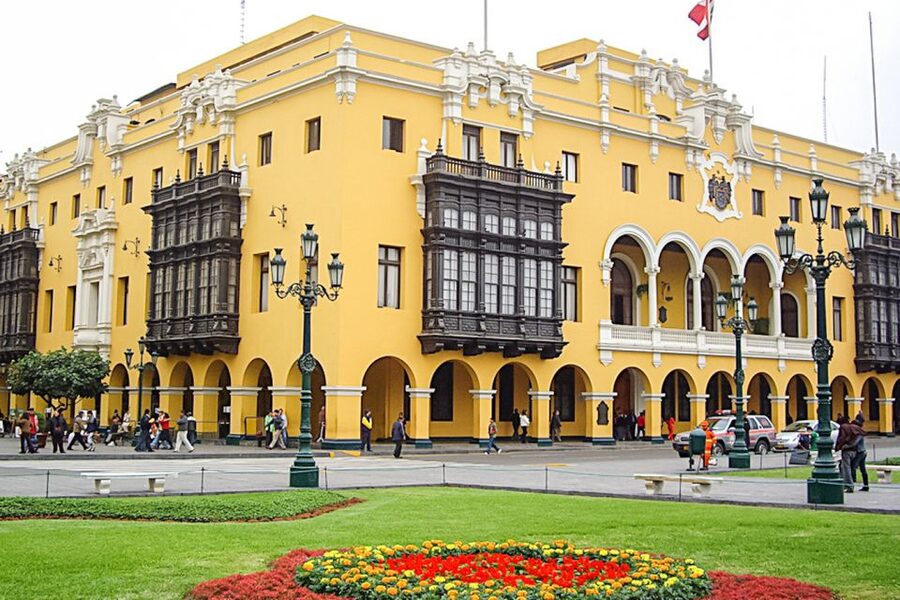 City Tour With Demonstration & Tasting of Pisco Sour - Plaza Mayor on foot: Cathedral area landmarks and the MALI switch