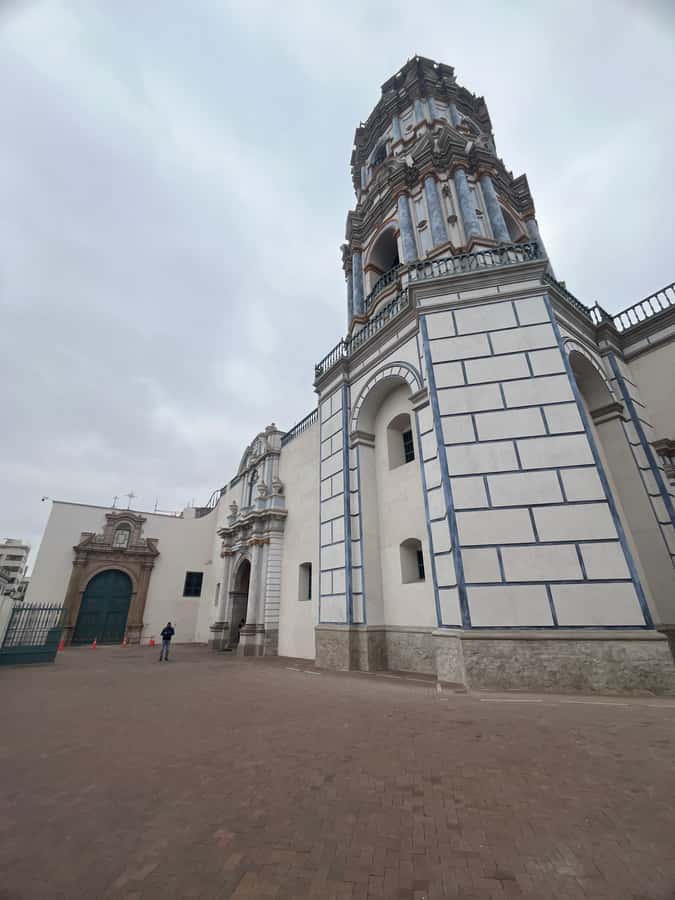Enjoy Lima Walking Historic Center, Plaza San Martin and Plaza de Armas - Meet at Gran Hotel Bolívar, then Plaza San Martín sets the tone