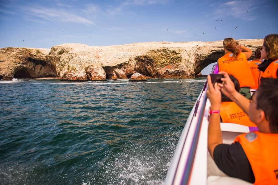 From Lima: Paracas and Huacachina Oasis Full Day Tour - Huacachina: the oasis in the desert that turns into sandboarding