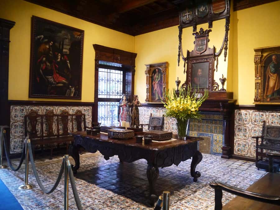 La casa de Aliaga, an alive colonial jewel at Lima center. - The 40-minute guided tour: what the clock is really buying you