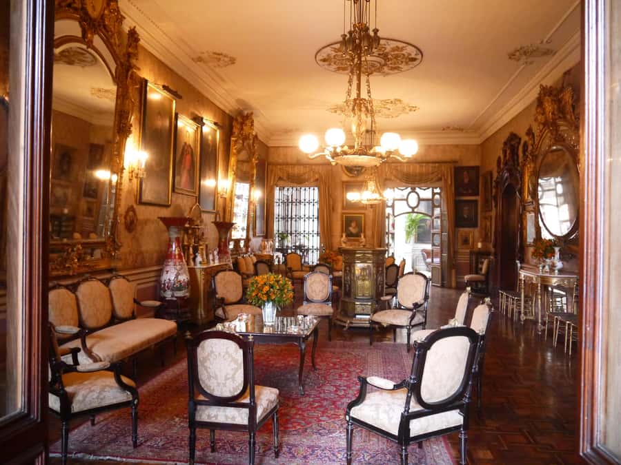 La casa de Aliaga, an alive colonial jewel at Lima center. - The Aliaga family and the Count title: why it changes the tour