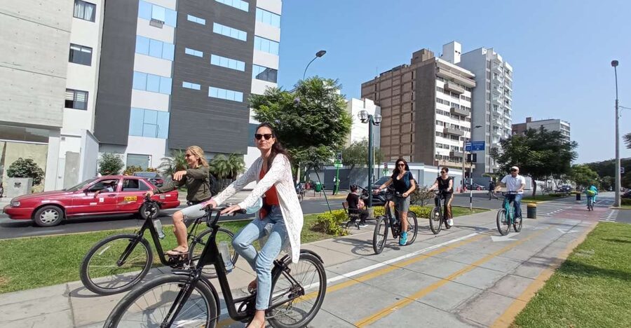 Lima Bike Tour: La Costa Verde & Jesus Statue in Chorrillos - Chorrillos: the working-city contrast before El Morro Hill