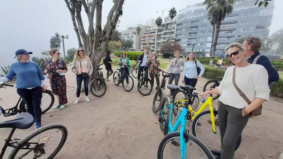 Lima Bike Tour: La Costa Verde & Jesus Statue in Chorrillos - The climb to Cristo del Pacífico: steep, worth it, and managed by your guide
