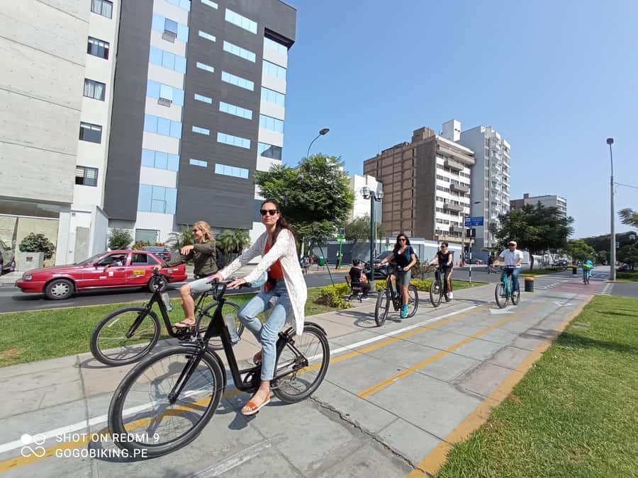 Lima Bike Tour: La Costa Verde & Jesus Statue in Chorrillos - Starting at GoGo Biking: bikes, helmets, and how you’ll move as a group