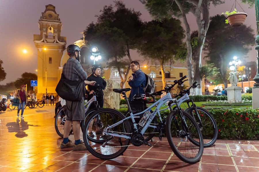 Lima: City biking - San Isidro streets plus a small snack you’ll actually notice