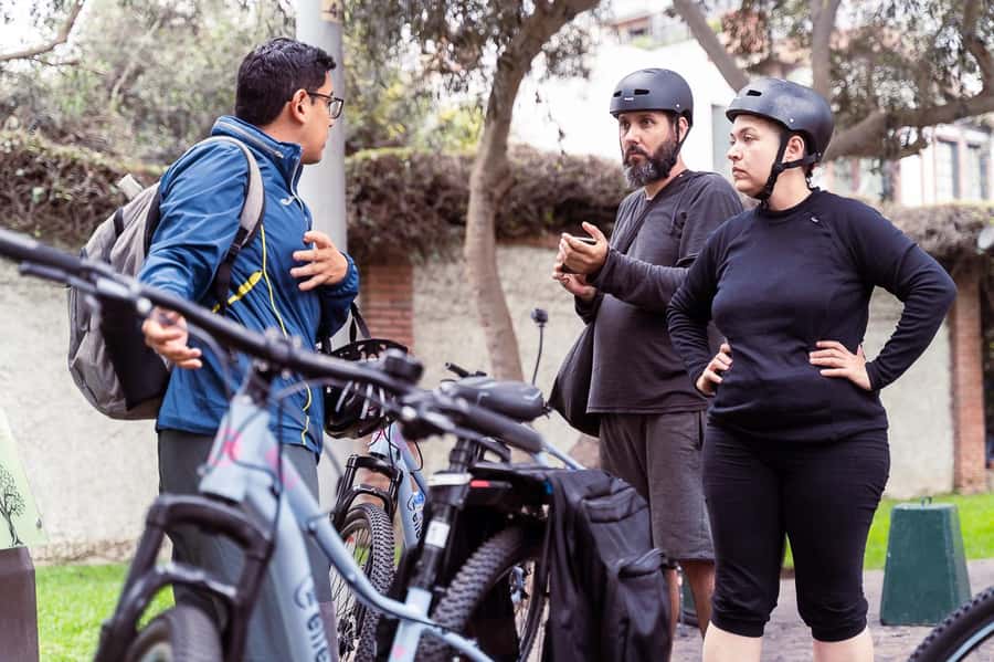Lima: City biking - Huaca Pucllana: ancient Lima under modern streets