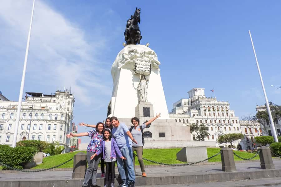 Lima: City Highlights Small Group Tour - San Martín Square and Jirón de la Unión: colonial Lima with personality