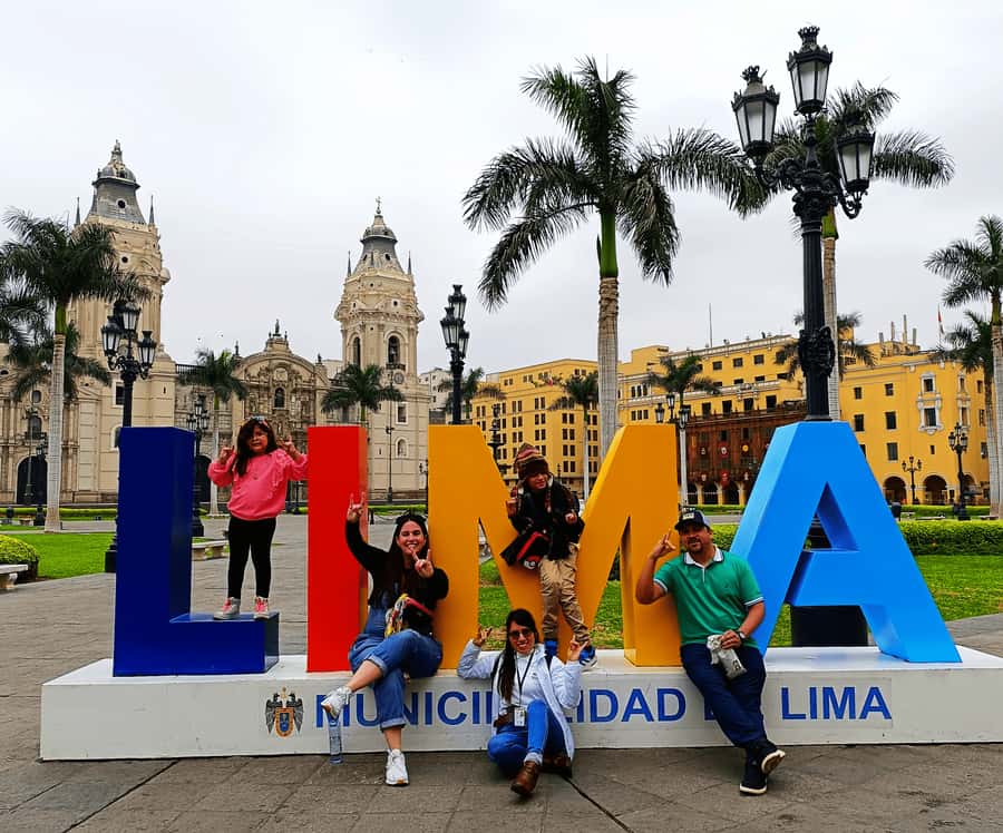Lima: City Highlights Walking Tour & Catacombs - Iglesia de La Merced: a quick stop with context