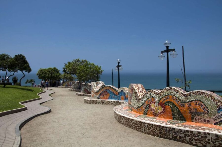 Lima: City Sightseeing Panoramic Bus Tour - Bilingual guide in English and Spanish: help that’s actually useful