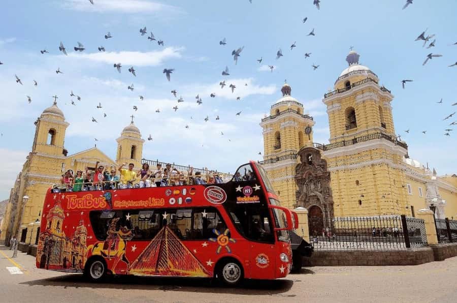Lima : City tour 360° Panoramic bus - Sightseeing Tour - Magic Water Circuit at Parque de la Reserva: an easy break from colonial streets