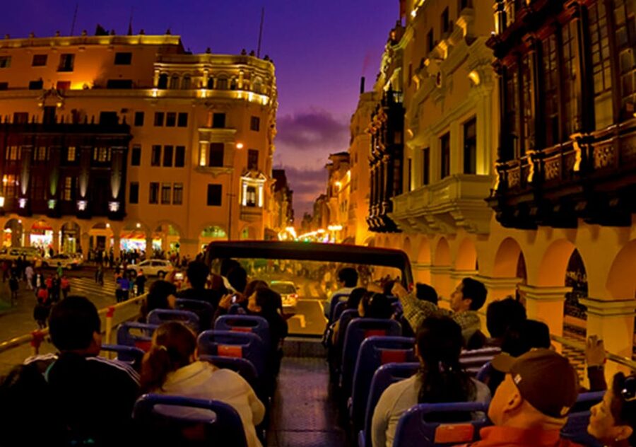 Lima : City tour 360° Panoramic bus - Sightseeing Tour - Entering the Historic Center: Plaza San Martín and the walk between big symbols
