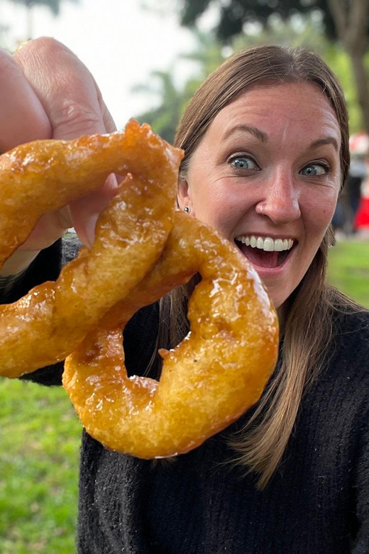 Lima: Food Tour on Local Market - Chinitos stop: pan con chicharrón and emoliente