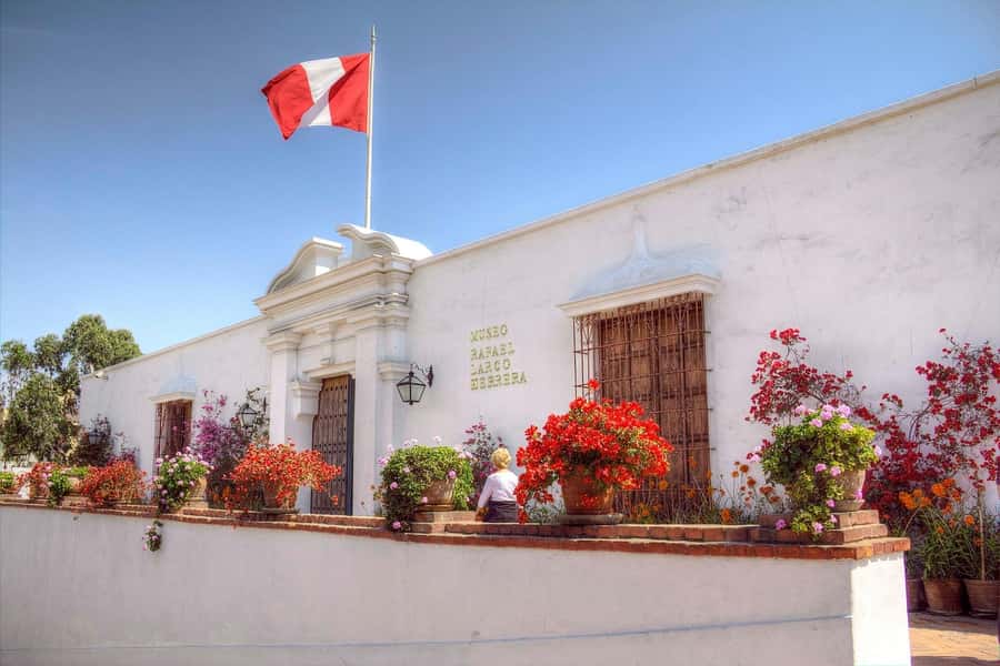 Lima: Half-Day Colonial Lima and Larco Museum Tour - Plaza Mayor de Lima and Lima Cathedral: what to notice in those short guided minutes