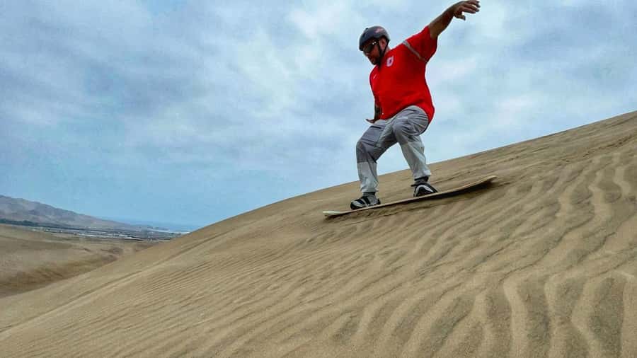 LIMA: HALF-DAY SANDBOARDING TOUR - The sandboarding window: two hours that balance fun and control