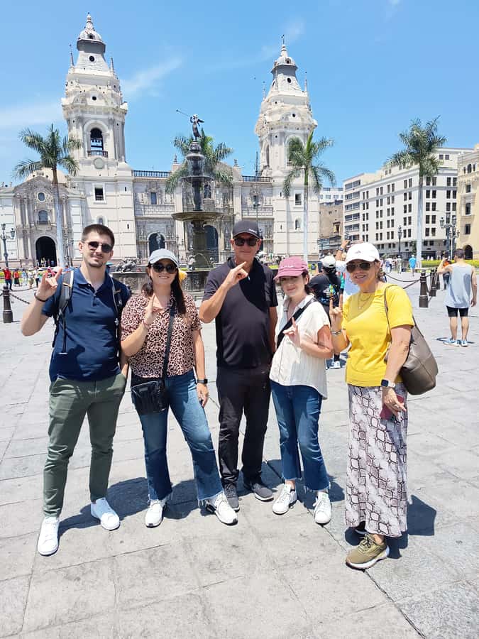 Lima: Historic Center Walking Tour with Pisco Sour Tasting - Taulichusco stone, Casa de Correos y Telégrafos, and Santo Domingo: short stops, clear payoff