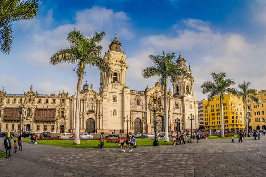 Lima: Historic Downtown, Miraflores & Catacombs Private Tour - Colonial details and Plaza San Martín photo opportunities