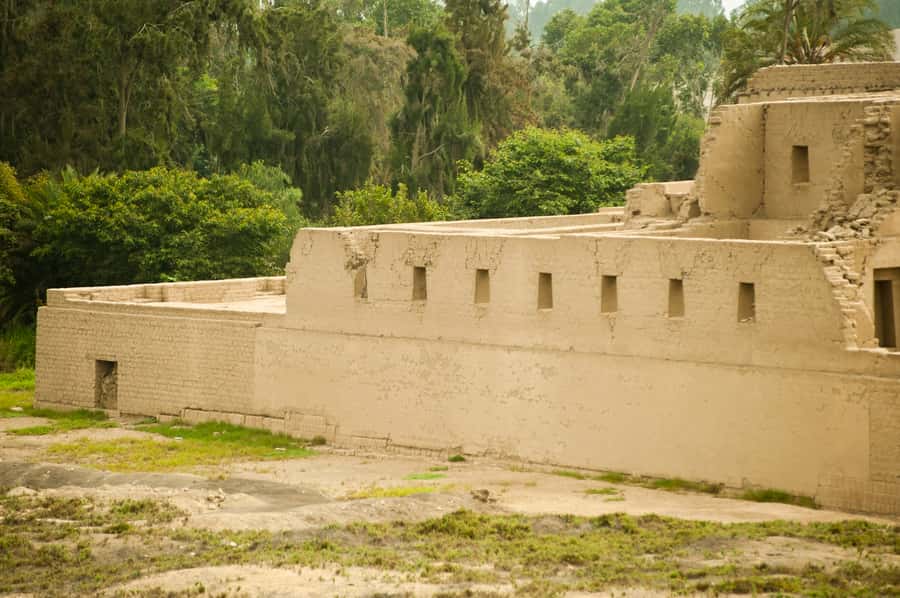 Lima: Pachacamac Ruins & Barranco Half-Day Guided Tour - Temple of the Sun: ocean views that make the walk worth it