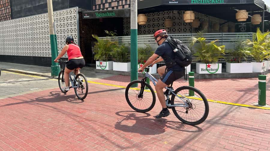Lima: Sightseeing Bike Tour with Food and Drink Tastings - Malecón de Miraflores: Parque del Amor and Faro de la Marina views