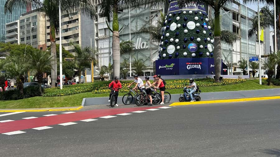 Lima: Sightseeing Bike Tour with Food and Drink Tastings - Surquillo market fruit tasting: the bright break
