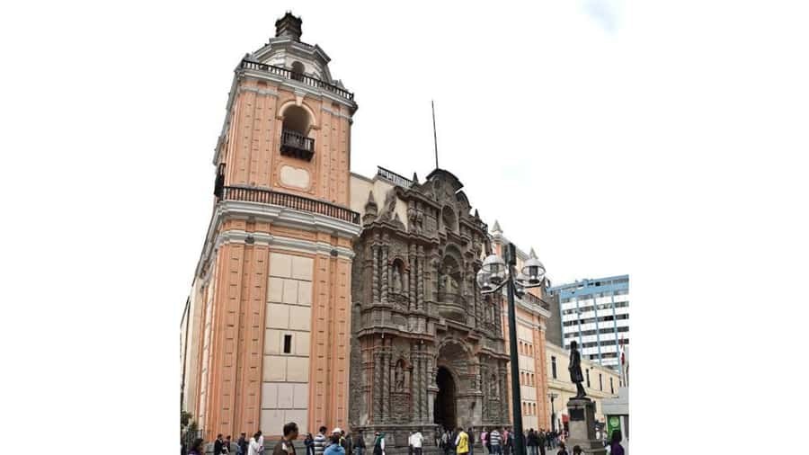 LIMA WALKING TOUR CATACOMBS FROM MIRAFLORES, HISTORICAL CENTER, WINES+BUS - Guides and the Storytelling That Makes the Day