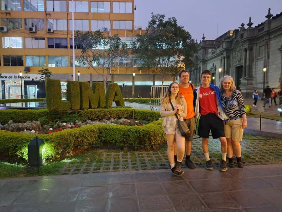 Lima: Water Magic Circuit, Downtown and Catacombs Night Tour - Magic Water Circuit at Parque de la Reserva: Jets Up to 80 Meters