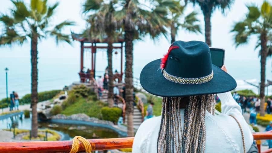 Miraflores & Barranco: Lima’s Modern and Bohemian Tour - Kennedy Park to the Navy Lighthouse: Ocean Views with a Story Hook