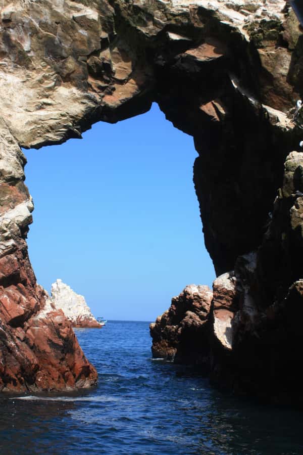 Paracas: speedboat BALLESTAS ISLANDS TOUR - Boat comfort and safety: cold spray, life jackets, and photo positions