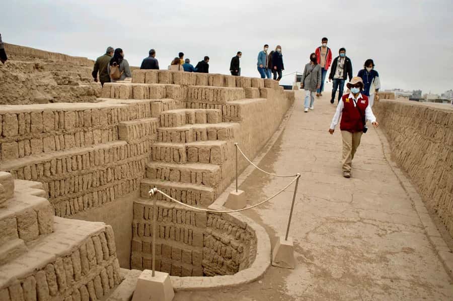 Tour Huaca Pucllana: Pyramids and Pre-Columbian Antiquity - Entering the site: pyramids and pre-Columbian structures with a guide who connects the dots