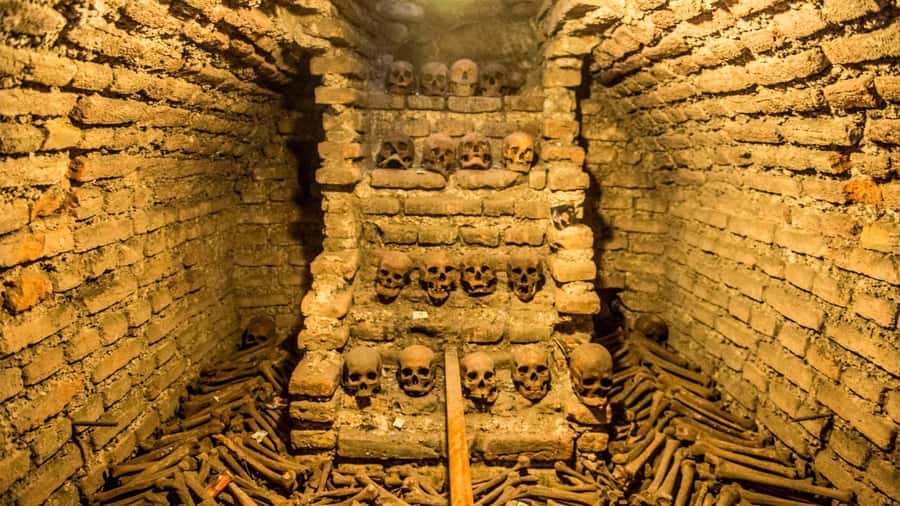 Tour of Lima with a visit to the catacombs of San Francisco. - Parque del Amor and Huaca Pucllana: where views meet Peru before the Spanish