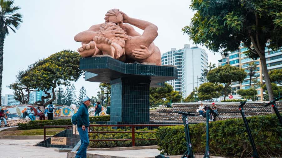 Tour Panorámico en Miraflores en Scooter Eléctrico - Kennedy Park to the Malecón: where the tour starts teaching the city