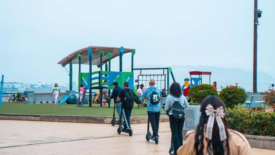 Tour Panorámico en Miraflores en Scooter Eléctrico - The Navy Lighthouse and Gustave Eiffel: wide views with real design clout