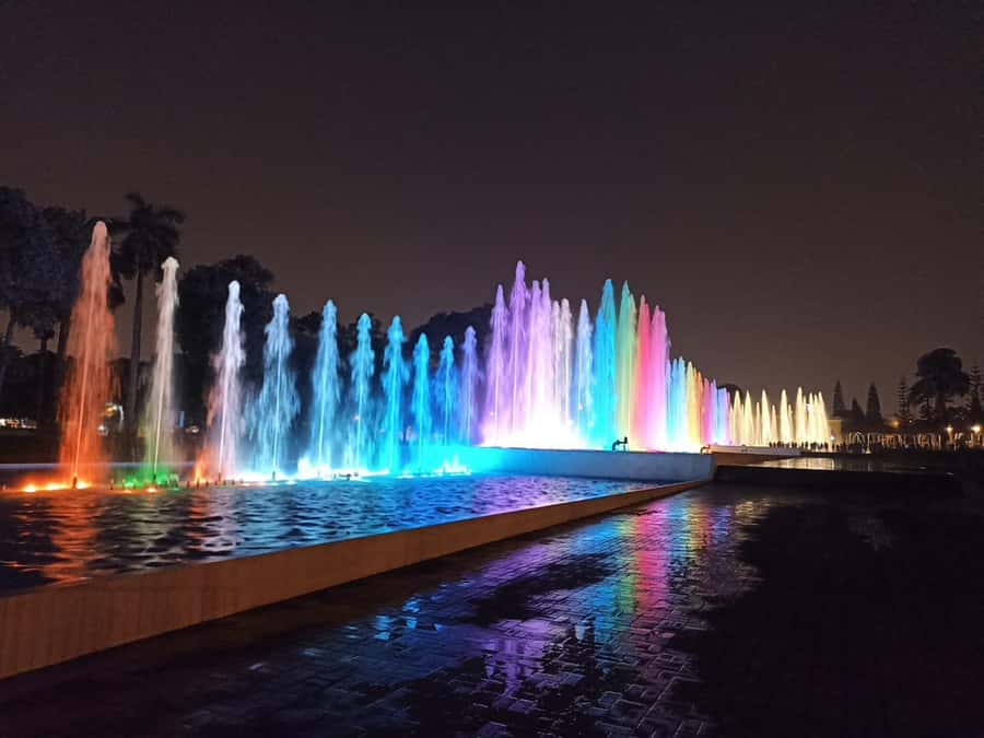 Tour to the magical water circuit with dinner and dance show - A 5:40 pm Lima loop that mixes lights, food, and folklore